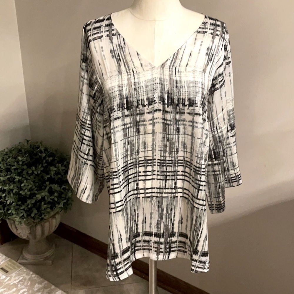 Natori women’s loungewear blk / wht  linear pattern, wide 3/4 sleeves.
